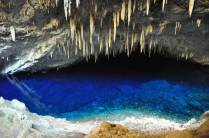 Parece magia, mas é verdade: uma lago azul no fundo da caverna que leva seu nome, a Gruta Azul, em Bonito, no Mato Grosso do Sul
